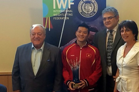 Chủ tịch IWF Tama Ajan (trái) trao danh hiệu VĐV xuất sắc nhất giải trẻ thế giới 2014 cho đô cử Thạch Kim Tuấn.